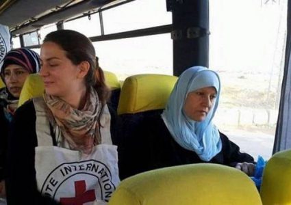 الاحتلال يمنع عشرات من عائلات الأسرى من زيارتهم في "عوفر" والنقب"