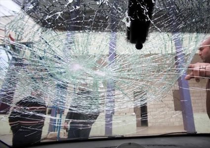 مستوطنون يرشقون مركبات فلسطينية بالحجارة في القدس