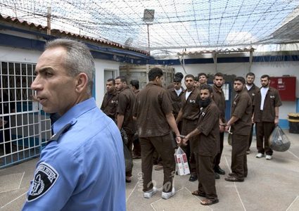 أسرى "شطة" يعانون نقصا حادا في الأغطية الشتوية والملابس