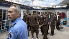 أسرى "شطة" يعانون نقصا حادا في الأغطية الشتوية والملابس