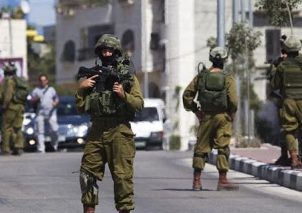 الاحتلال يداهم منزلا في مخيم عين السلطان