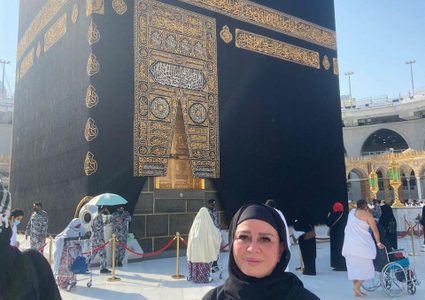 إلهام شاهين تؤدي مناسك العمرة