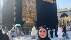 إلهام شاهين تؤدي مناسك العمرة