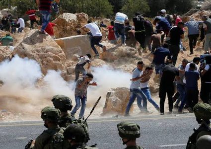 إصابات بالاختناق خلال مواجهات مع الاحتلال على مدخل مخيم العروب