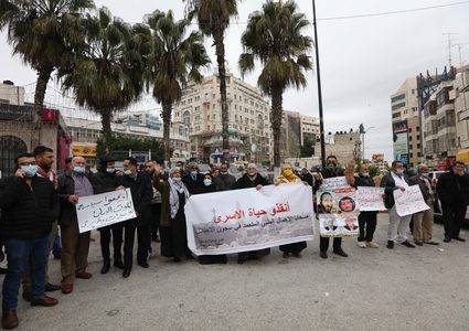وقفة اسناد للأسرى في سجون الاحتلال أمام الصليب الأحمر في طولكرم