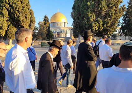 عشرات المستوطنين يقتحمون الأقصى والاحتلال يبعد أربعة مواطنين عنه