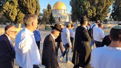 عشرات المستوطنين يقتحمون الأقصى والاحتلال يبعد أربعة مواطنين عنه