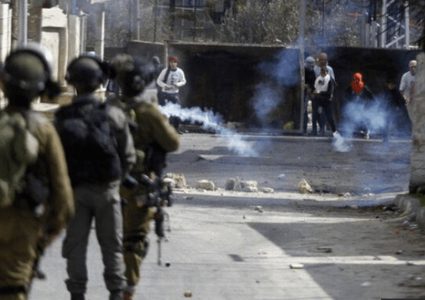 إصابات بالاختناق خلال مواجهات مع الاحتلال بمخيم العروب في الخليل