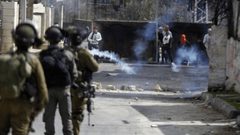 إصابات بالاختناق خلال مواجهات مع الاحتلال بمخيم العروب في الخليل