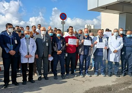 موظفو مستشفى النجاح يطالبون الحكومة بتسديد مستحقات المستشفى
