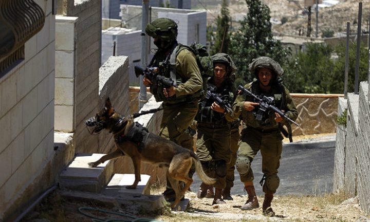 الاحتلال يعتقل شابا ويفتش عدة منازل في بيت لحم