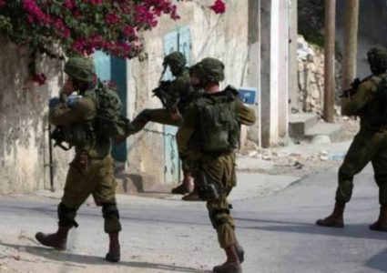 الاحتلال يعتقل مواطنين ويفتش عدة منازل في الخليل