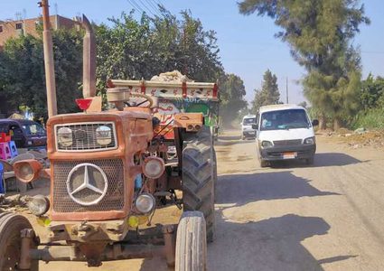 الاحتلال يستولي على جرار زراعي و "باجر" في مسافر يطا