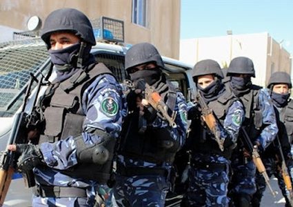 الشرطة تكشف تفاصيل قصة طفل من غزة تركه والده على حاجز قلنديا