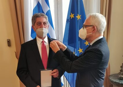 اليونان تُقلد السفير طوباسي وسام فينيق الجمهورية من درجة القائد