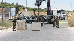 الاحتلال يغلق شارع جنين- نابلس بالمكعبات الإسمنتية