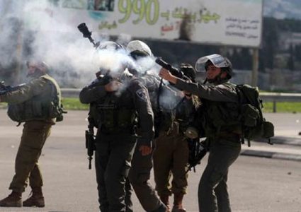 إصابات بالاختناق خلال مواجهات مع الاحتلال في بلدة برقة