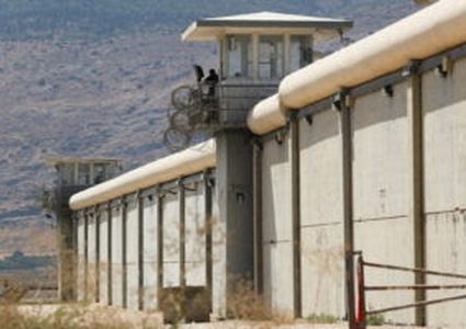 الأسرى يواصلون احتجاجهم رفضًا لاستمرار عزل الأسيرتين دويات وباكير