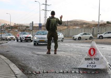 الاحتلال يواصل إغلاق شارع جنين - نابلس