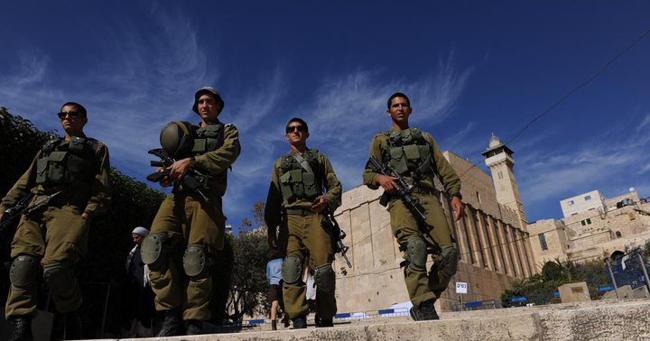 الاحتلال يعتقل مسنة قرب الحرم بحجة الاعتداء على مستوطن