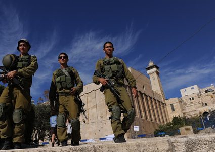 الاحتلال يعتقل مسنة قرب الحرم بحجة الاعتداء على مستوطن