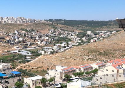 الاحتلال يخطر مواطنين من واد فوكين بهدم مباني ومنشآت