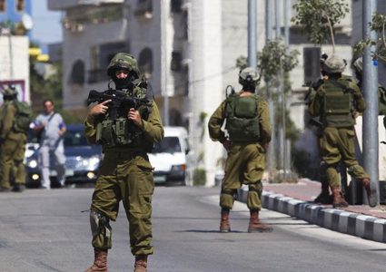 الاحتلال يداهم بلدة بيت أمر وينصب حواحز عسكرية