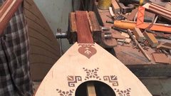 كلية الفنون في النجاح تنتج آلة العود بالزخرفة الفلسطينية