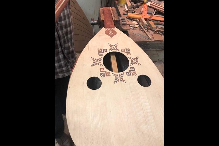 كلية الفنون في النجاح تنتج آلة العود بالزخرفة الفلسطينية