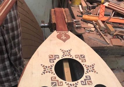 كلية الفنون في النجاح تنتج آلة العود بالزخرفة الفلسطينية