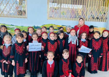 طلبة المدارس يتزينون بالزي الفلسطيني انتصاراً للهوية والرواية