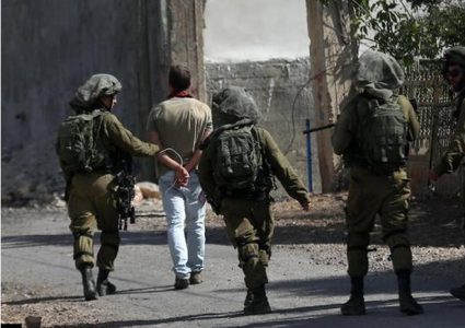 الاحتلال يحتجز مواطنا ونجله بعد استدعائهما للتحقيق