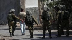 الاحتلال يحتجز مواطنا ونجله بعد استدعائهما للتحقيق