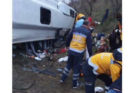 إصابة 28 شخصا بانقلاب حافلة سياحية في تركيا