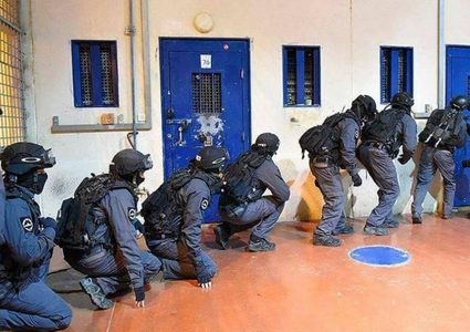 تفاصيل أولية: عملية قمع واسعة بحقّ الأسرى في سجن "نفحة"