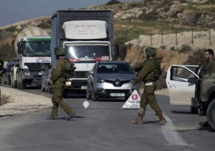 القدس:قوات الاحتلال تنصب حاجزا عسكريا على مدخل قرية الجيب