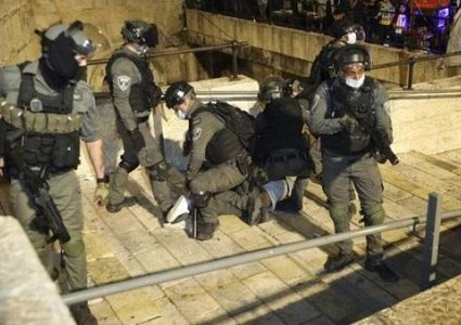 الاحتلال يعتدي على شاب ويعتقله قرب باب العامود