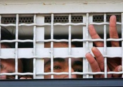 الأسرى يواصلون تنفيذ خطواتهم الاحتجاجية رفضا لقمع الأسيرات