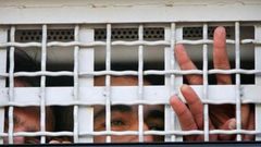 الأسرى يواصلون تنفيذ خطواتهم الاحتجاجية رفضا لقمع الأسيرات