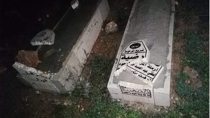مستوطنون يحطمون شواهد قبور في برقة