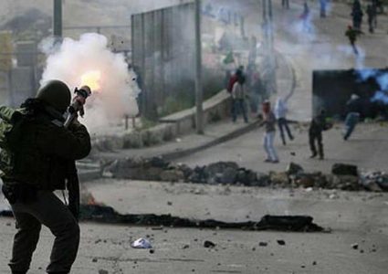 الاحتلال يصيب شابا بالرصاص الحي ويعتقل آخرين في مخيم الدهيشة