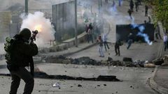 الاحتلال يصيب شابا بالرصاص الحي ويعتقل آخرين في مخيم الدهيشة