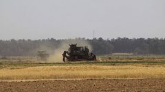 جرافات الاحتلال تتوغل شرق المغازي