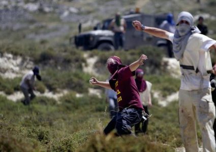 مستوطنون يهاجمون منزلا في برقة شمال غرب نابلس
