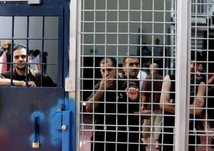 إدارة السجون تواصل تصعيدها في "نفحة"وتُنفذ عمليات نقل بحقّ الأسرى