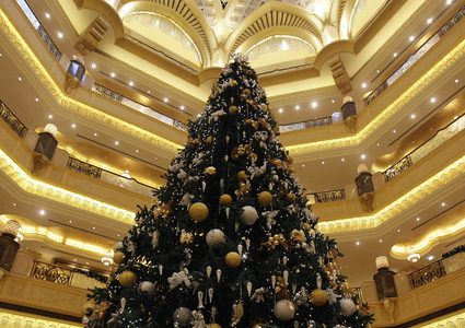 سعوديون يحتفلون بعيد الميلا و شجرة الكريسماس في شوارع المملكة