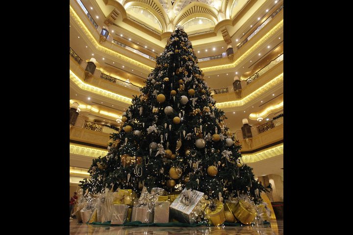 سعوديون يحتفلون بعيد الميلا و شجرة الكريسماس في شوارع المملكة