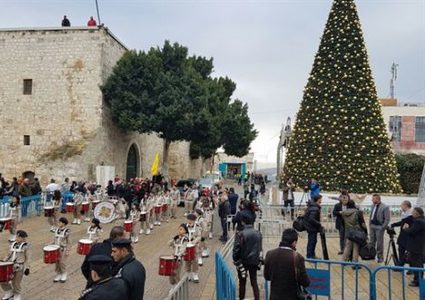 الطوائف المسيحية التي تسير حسب التقويم الغربي تبدأ احتفالاتها