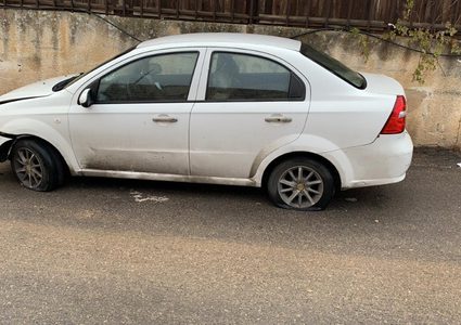 مستوطنون يعطبون إطارات مركبة في منطقة المالح بالأغوار الشمالية