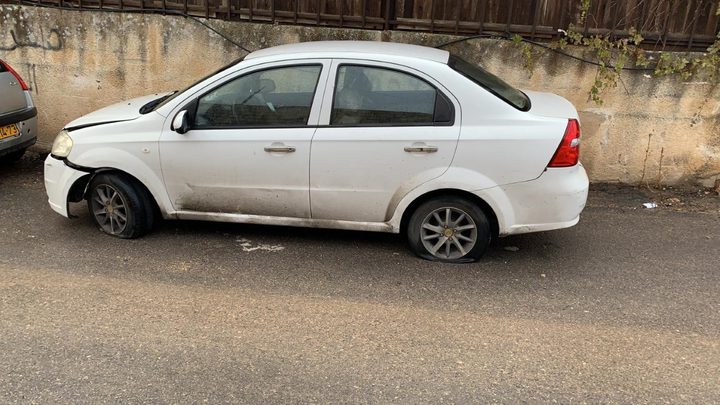 مستوطنون يعطبون إطارات مركبة في منطقة المالح بالأغوار الشمالية